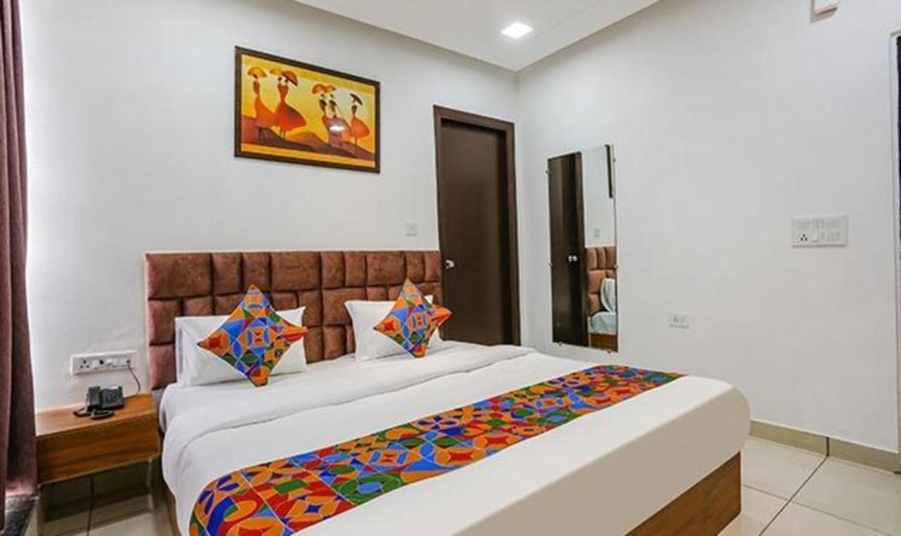 Hotel Fabexpress Shine